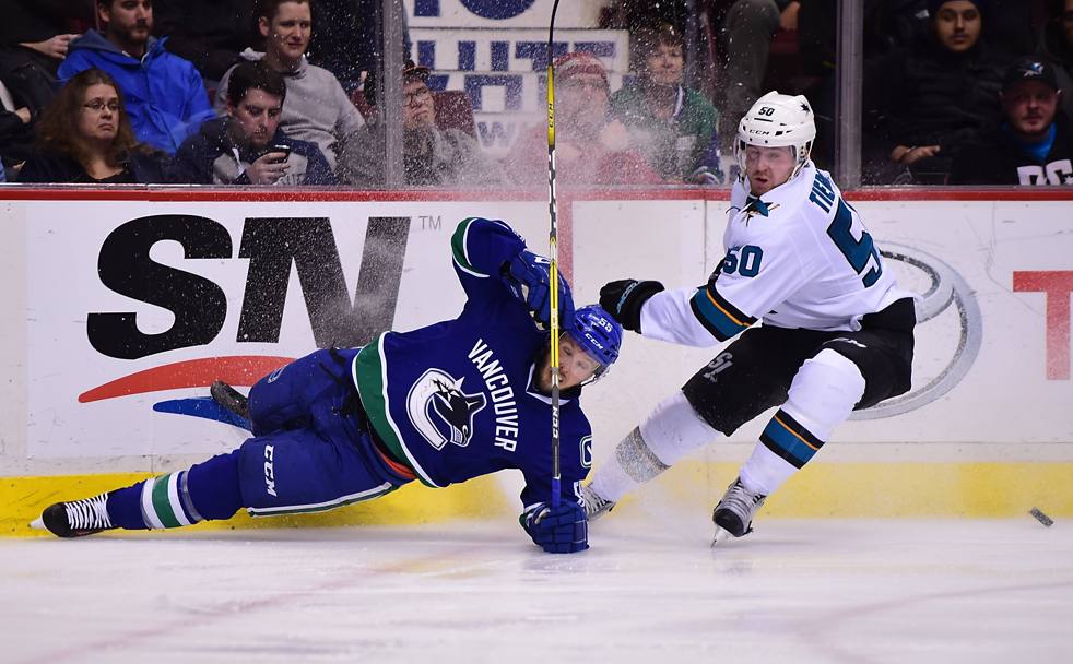Hockey. Vancouver Canucks-San Jose Sharks. A sinistra Alex Biega dei Canucks, a destra Chris Tierney. (Reuters)